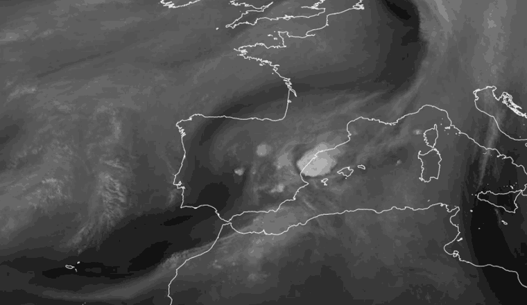 Satèl·lit de vapor d'aigua, darreres hores: franja fosca d'aire sec a l'oest peninsular i humitat a la Mediterrània occidental, sense incidència directa sobre Catalunya.