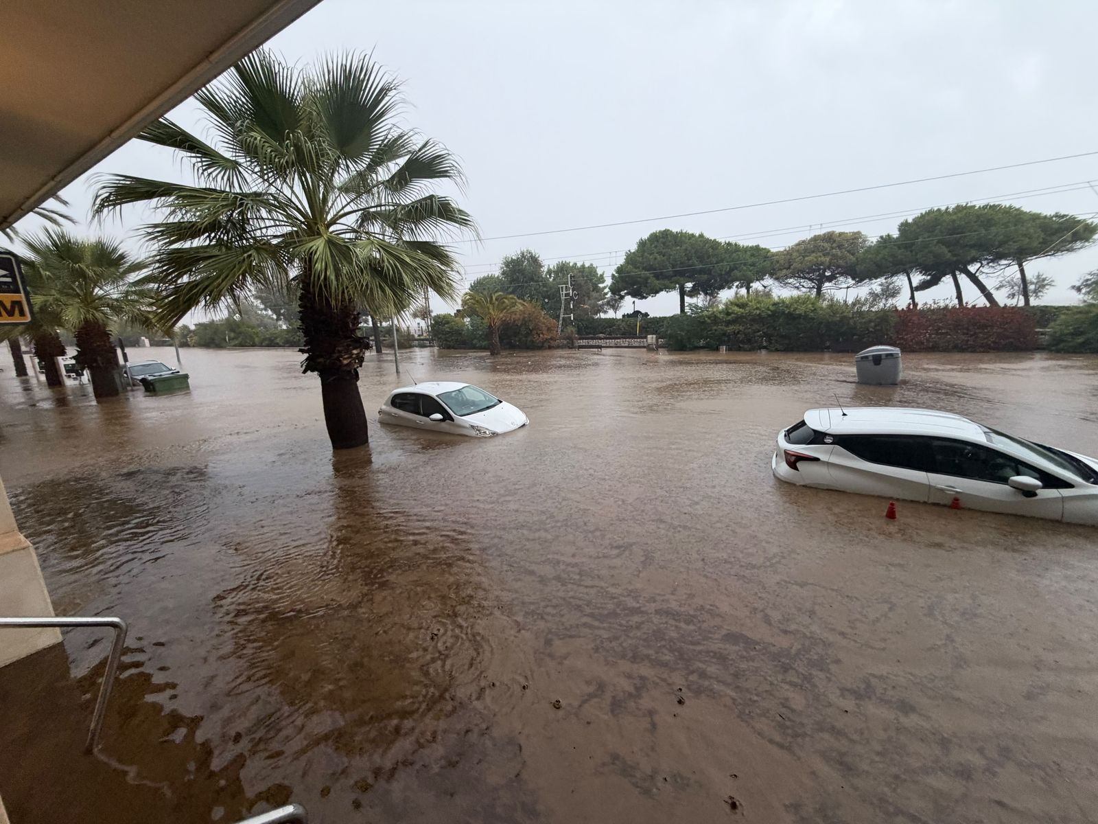 Inundacions greus amb vehicles anegats en àrees urbanes arran dels aiguats torrencials.