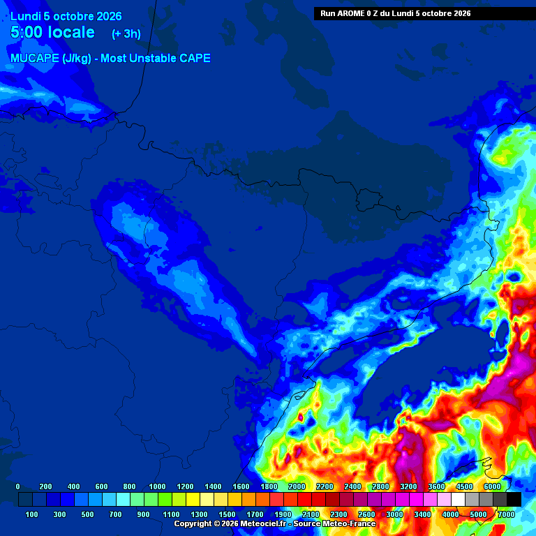 Energia convectiva disponible (MUCAPE), hora a hora: el mapa mostra com l'energia disponible es concentra al litoral i a l'Ebre amb valors destacats mentre a ponent i al Pirineu queda més discreta.