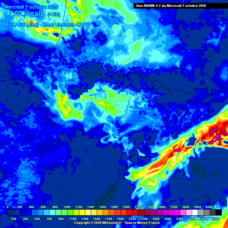 Energia convectiva disponible (MUCAPE), hora a hora: el litoral i les comarques ebrenques presenten els valors més elevats de capes mitjanes, deixant l'entorn favorable a la formació de nuvolades i tempestes durant les hores central del dia.