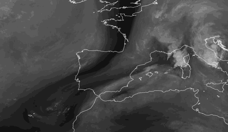 Satèl·lit de vapor d'aigua, darreres hores: franja molt humida al golf de Lleó amb aire sec al nord i oest peninsular, sense incidència directa sobre Catalunya a hores d'ara.